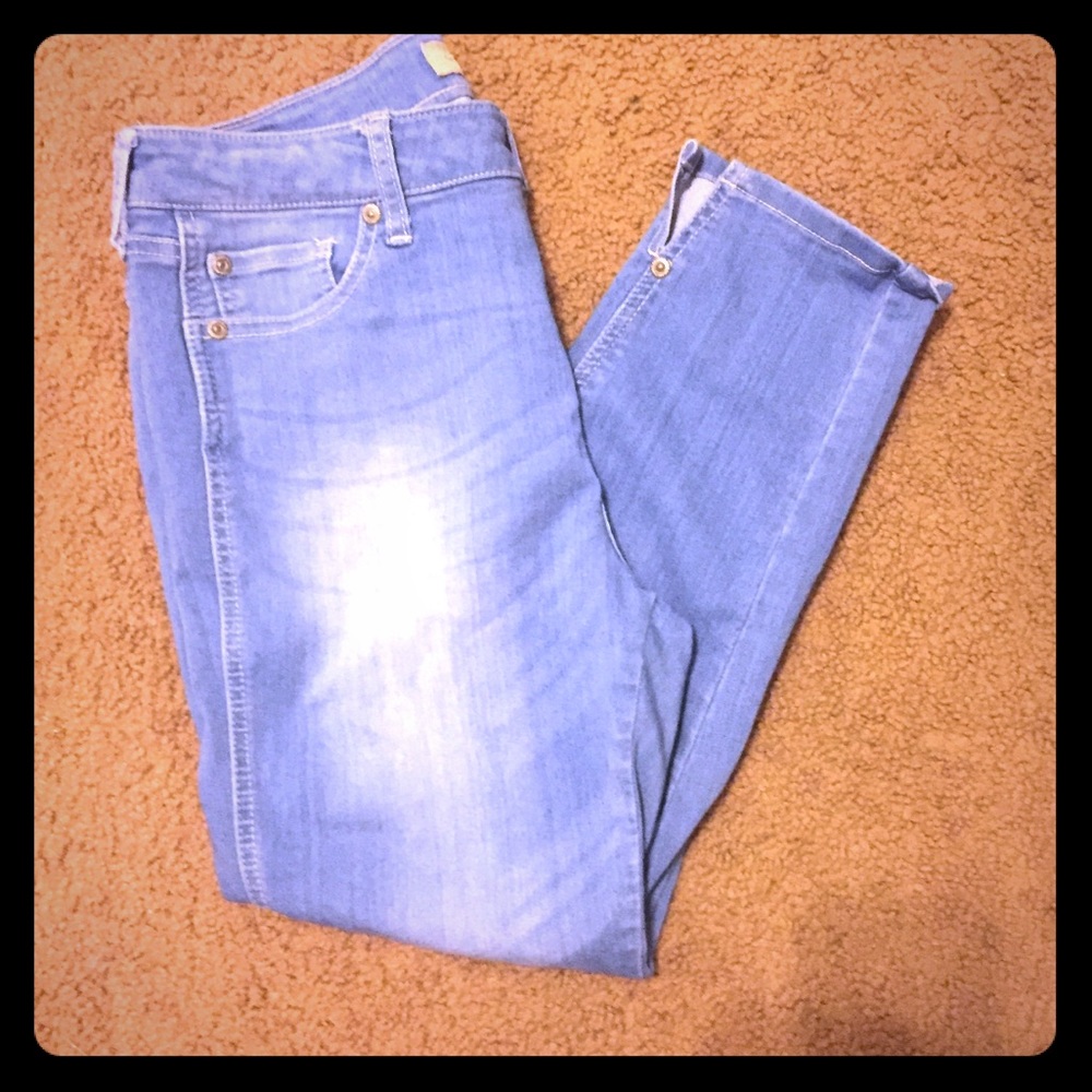 Celebrity gold jegging capris